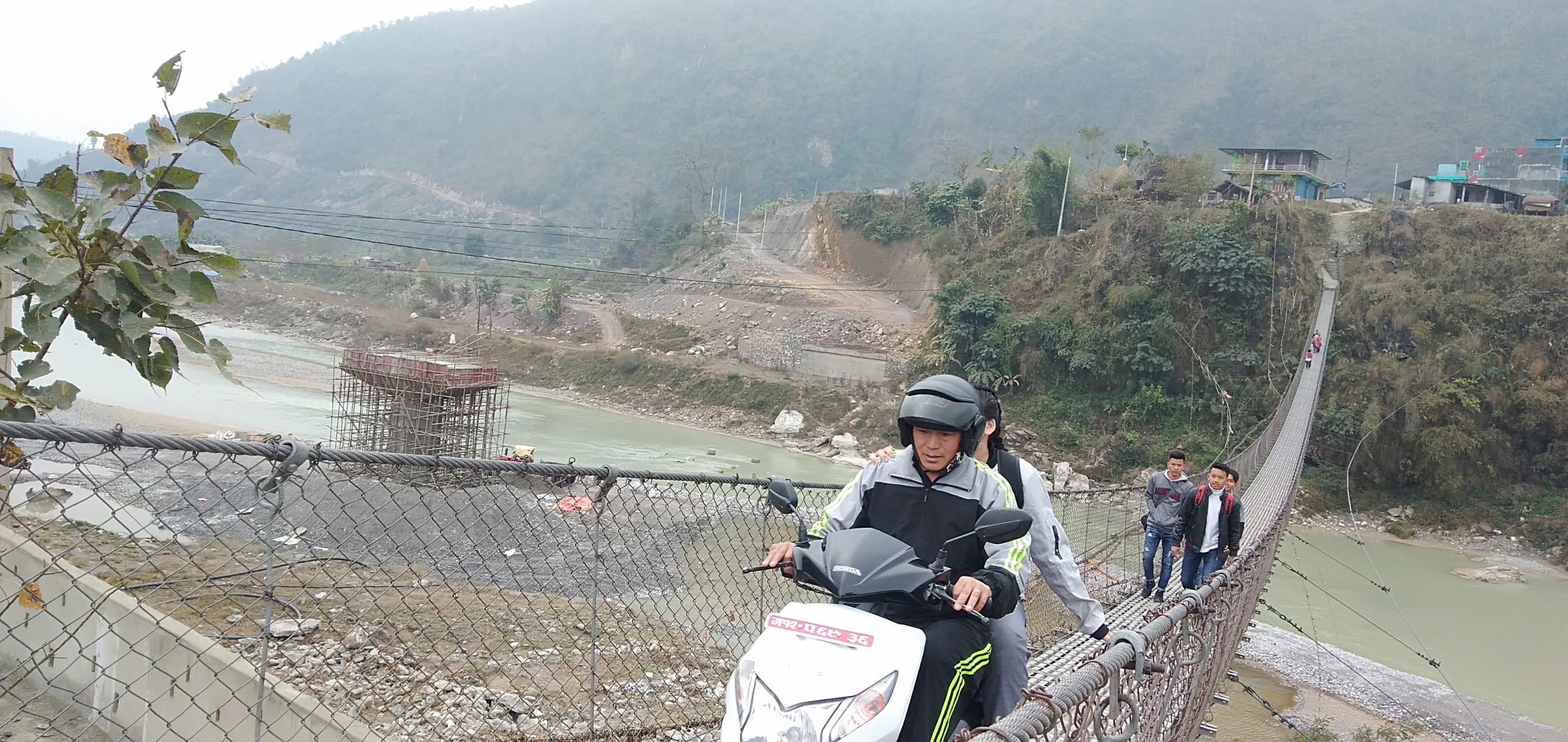 पक्की पुल हेर्दै झलुङ्गे पुलको यात्रा गर्नुपर्ने बाध्यता