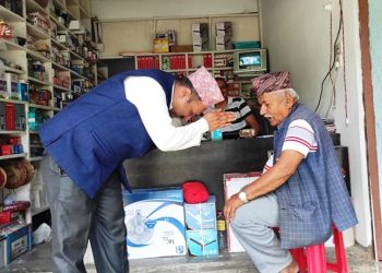 मतदाता भेट्दै तिवारी