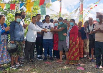 मृगौला पिडित गुरुङलाई ढकालको आर्थिक सहयोग