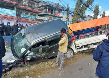 बिहेमा जादै गरेको दुलाहा सहितको कार दुर्घटना