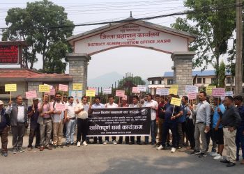 कास्कीका निर्माण व्यवसायीहरुद्धारा जिल्ला प्रशासन घेराउ