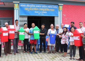 सनराईज बैंक बुढीबजार शााखाद्धारा डस्टबिन वितरण