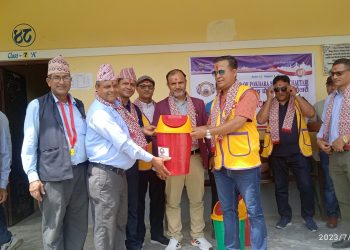 ब्रहमरुपा विद्यालयमा सितल चौतारी लायन्सको डष्टविन सहयोग