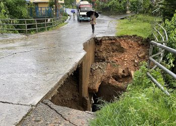 बाढीले फिर्के खोलाको पुल धरापमा