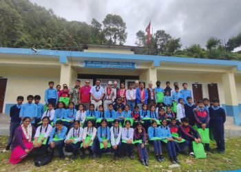 कास्की आदर्श समाज बहराईन द्वारा स्कूल पोशाक वितरण