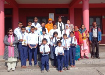 आश्रमका बालबालिकालाई विद्यालय पोशाक वितरण