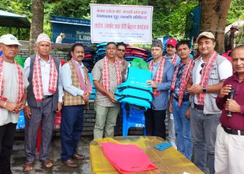 बेगनासतालमा पर्यटन बोर्डद्धारा डुंगा व्यवसायीलाई लाईफ ज्याकेट वितरण