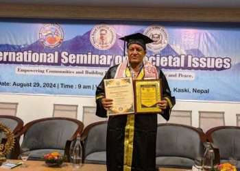 अधिकारीलाई मानार्थ डाक्टरको उपाधी