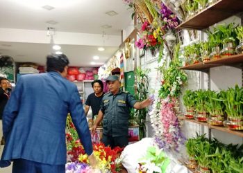 प्लाष्टिकजन्य माला, फूल गुच्छा बिक्री गर्ने पसलमा महानगरको अनुुगमन