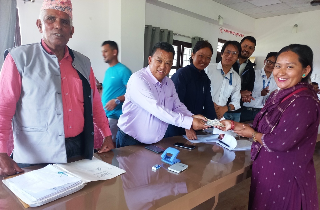 चैतेधान रोप्ने किसानलाई पोखरा २७ को सहयोग