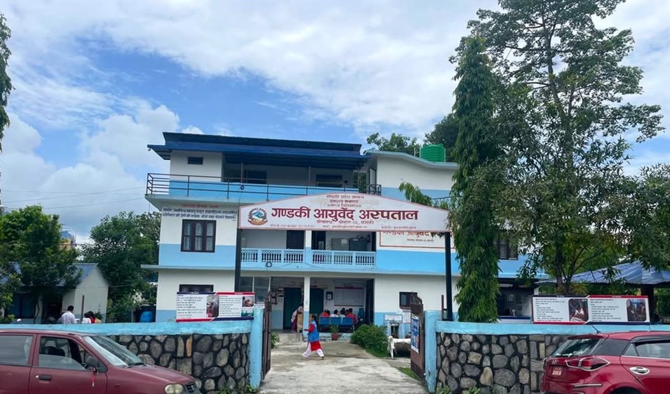 एक देखि ५ वर्ष उमेर समूहका बालबालिकालाई ‘स्वर्ण विन्दु प्राशन’ खुवाईदै