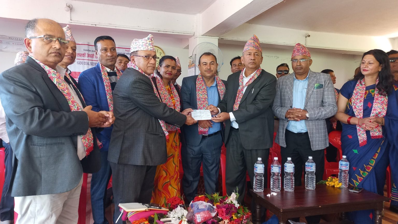 कास्की आदर्श समाज द्वारा जेष्ठ नागरिक केन्द्रलाई सहयोग