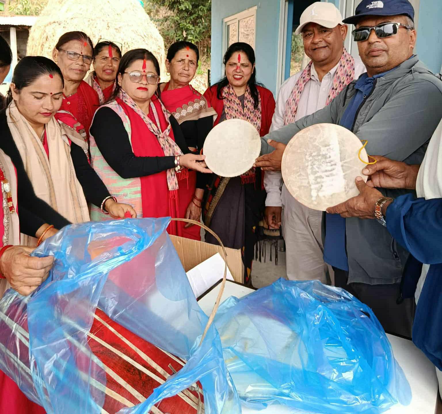 स्वर्णीम महिला समुहलाई वाद्यवादन सामाग्री हस्तान्तरण